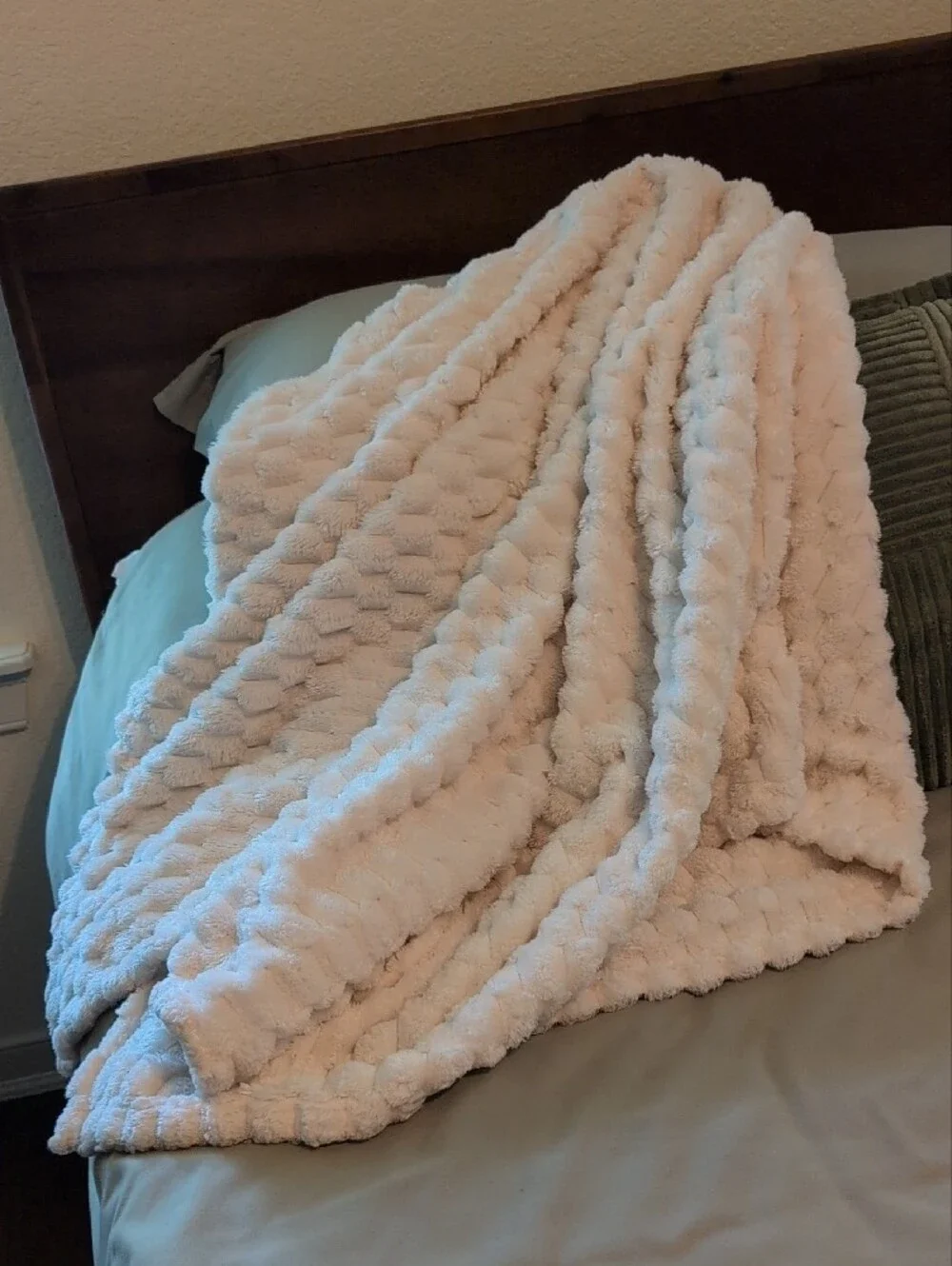 Plush Textured White Throw Blanket - Home Bedding